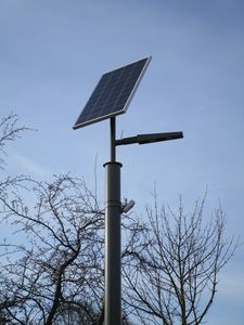 Eine Außenlampe mit Solarpanel